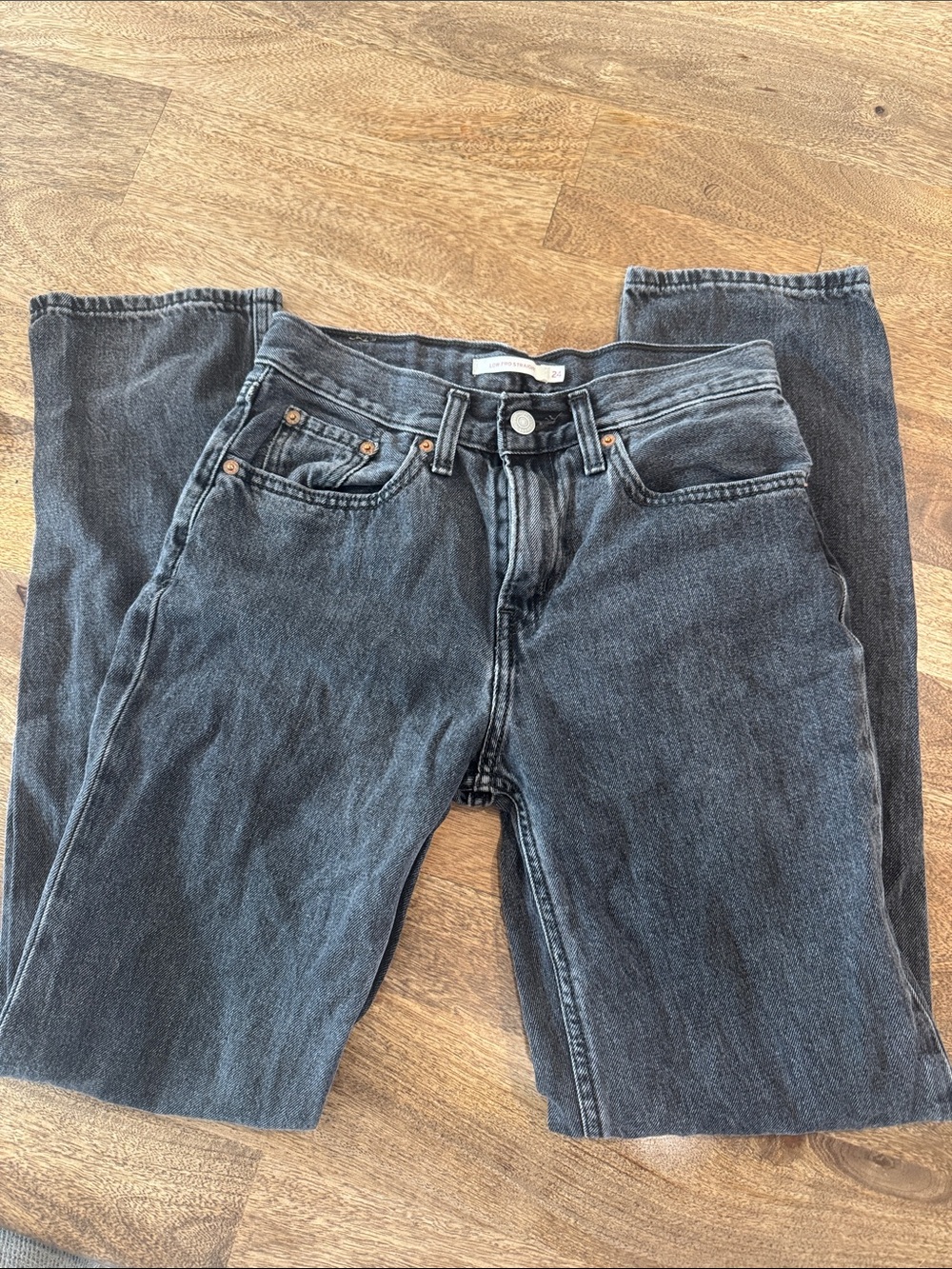 Womenās Leviās jeans, low pro straight size 24